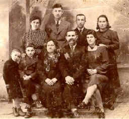 [photo of Hiller Bell's family in Belchatow]