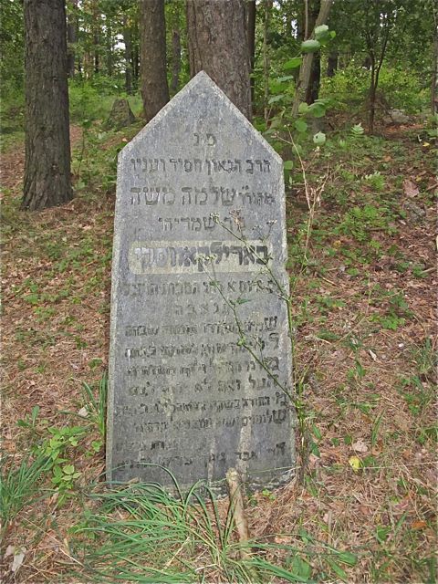 Gravestone
                      of Rabbi Barilkowski