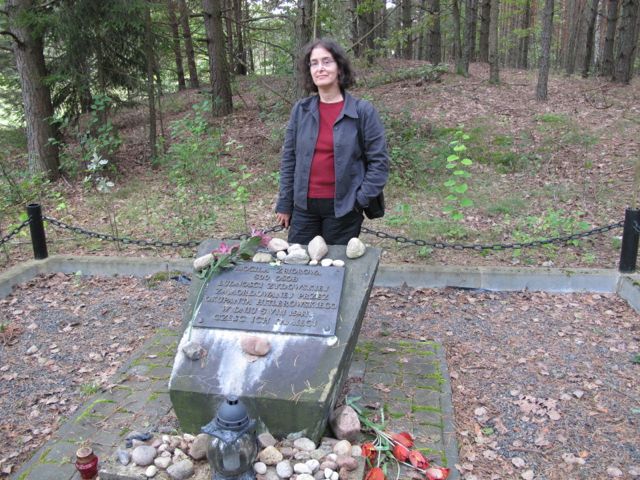 Joy
                              Kestenbaum at memorial to the Jewish
                              victims from Narewka at the site of the
                              mass grave in Zabłotczyzna.