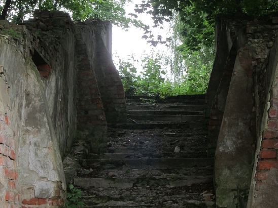 Staircase
          leading to Shklov cemetery