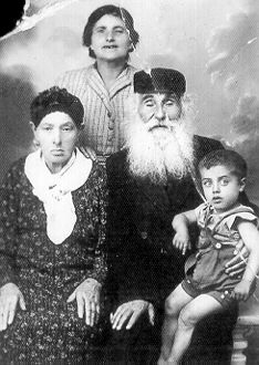 [photo of Moishe Dawid Machabanski and family]