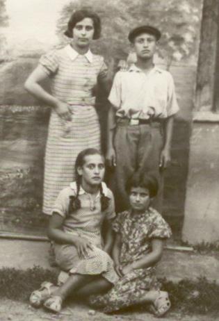4142189_Balbirer Mendel with his sisters_standing Feiga sitting  from the right Basha and Gitel_25 6 1937_p44109_Mauthausen (2)