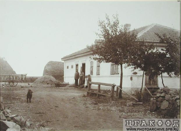 Colonists outside house, 1904