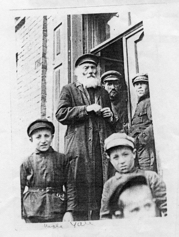  Yoel Tresczcanski and family 