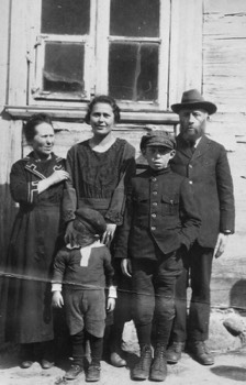  Hinda Leah Kalaka (1869-1960), Isadore Stabinsky (son of Chana), Chana Burak (daughter of Alter and Hinda Leah) , Saul Burak (son of Alter and Hinda Leah), Alter Burak (1873-1923, son of Tobe Trezczanski) 