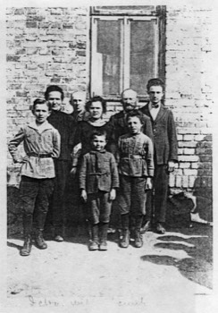  Left to right:  Fischl Tresczcanski, Rivka Zabludovski, Meier Tresczcanski, Gitl Tresczcanski, Ruben Tresczcanski, Itzhak Tresczcanski, Issik Tresczcanski, Yehuda (Yudel) Tresczcanski 