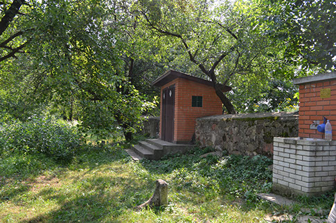 Small building and boundary wall beside the cemetery entrance