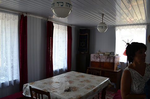 A room identified in the collection as a gathering place for Jewish holidays. Photograph by Anna Royzner, 2013.