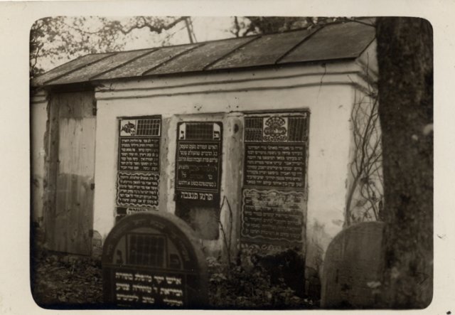 Grave_of_3_kamenets_Geonim_(sages)_in_old_cemetery