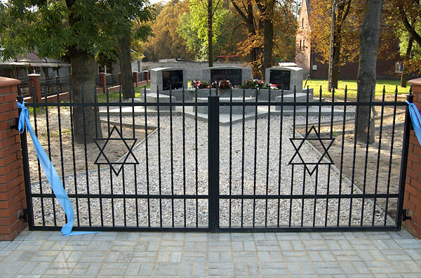 Dobra Cemetery Memorial and gate