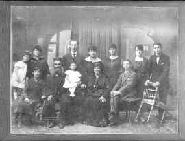 Leibowitz Family_group._Mazeikiai 1920s_HP_Scan_LTX.jpg (184725 bytes)
