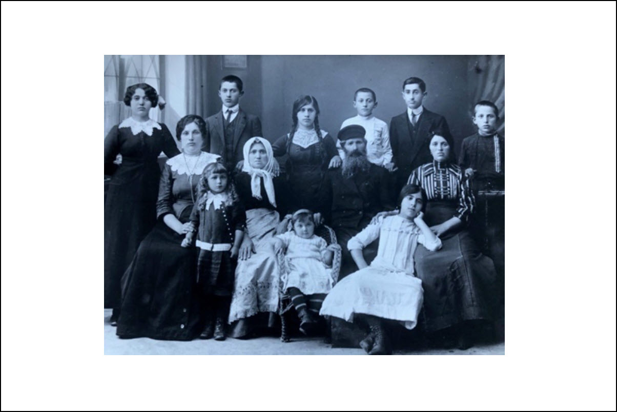 Family of Ronya Leah (Wurtzel) and Yankel Volf Katz