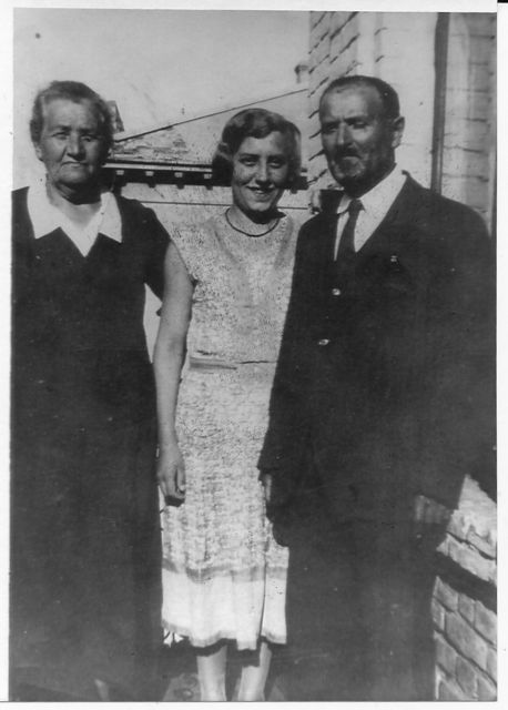 Esther with her parents Freida (nee Milishkovski)
                  and Nachman Wasilkowski, c1929.