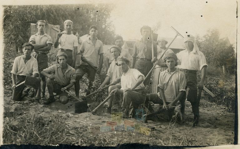 Zalman Avrech Yunger with Jewish workers 1925