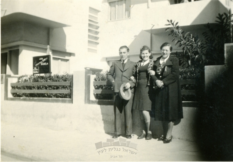 Beti Belkin Doron with her Parents POLA& Felik Belkin 1940