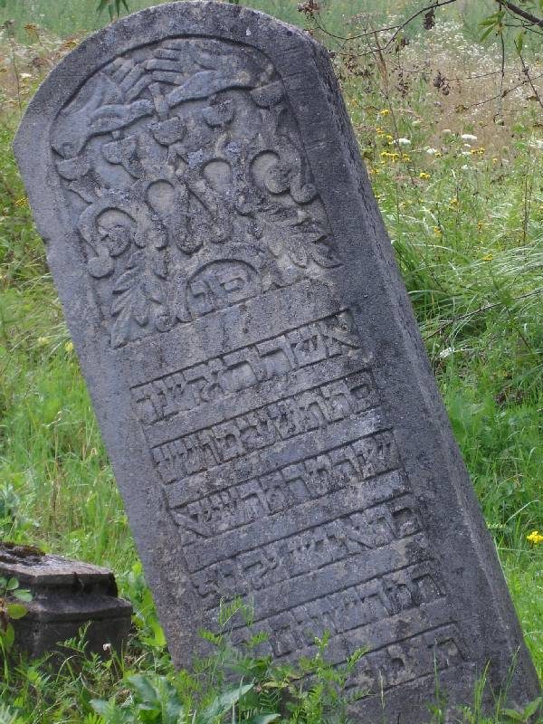 A leaning carved headstone, Arbore