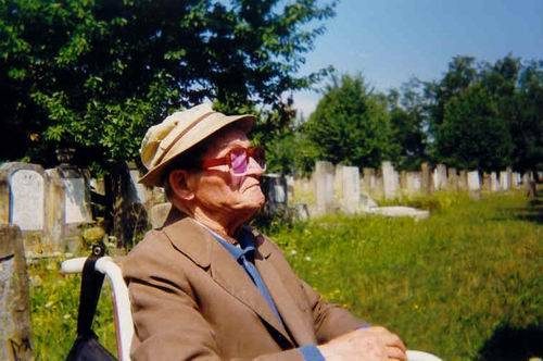 Osias ‘Shike’ Stenzler seated in the cemetery
