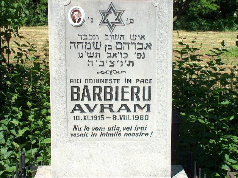 Headstone of Avram Bărbieru, 1915–1980, with a photograph