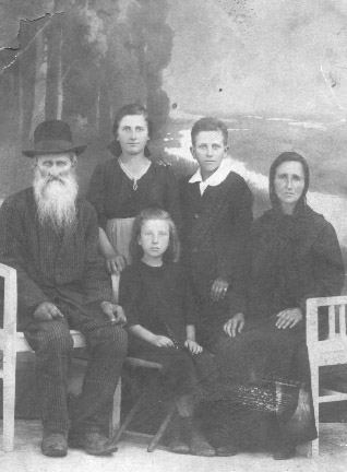 Photograph from the back of a postcard. This picture was taken in Radauti, ca. 1918. From left to right: Leiser Littman SCHÄCHTER, Tsippi SCHÄCHTER, Moshe…