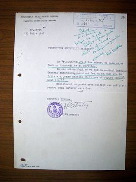 Short typed order of the Ministry of the Interior with the prefect’s handwritten resolution