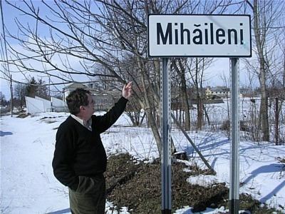 The author pointing at the Mihăileni town sign in the snow
