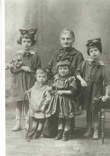 Pessie Schimmel with her grandchildren, Vienna, 1920