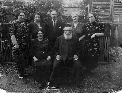 DLUGACZ family photo - Nachman and Peppi (nee Gold) with Rosa, Ethel, Yosel, Mina and Elka.