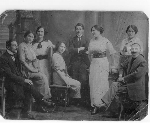 DLUGACZ siblings - possibly Rosa, Ethel, Lea and Mina plus unknowns.