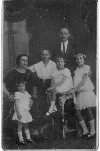 LIKVORNIK family of Radautz, 1924. Fini, Isaac, Margit, Rudi, Clara and Fritzi.