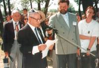 Pessach Tunkelshwartz making a speech at the Memorial unveiling, Radzyn, 14.8.95.