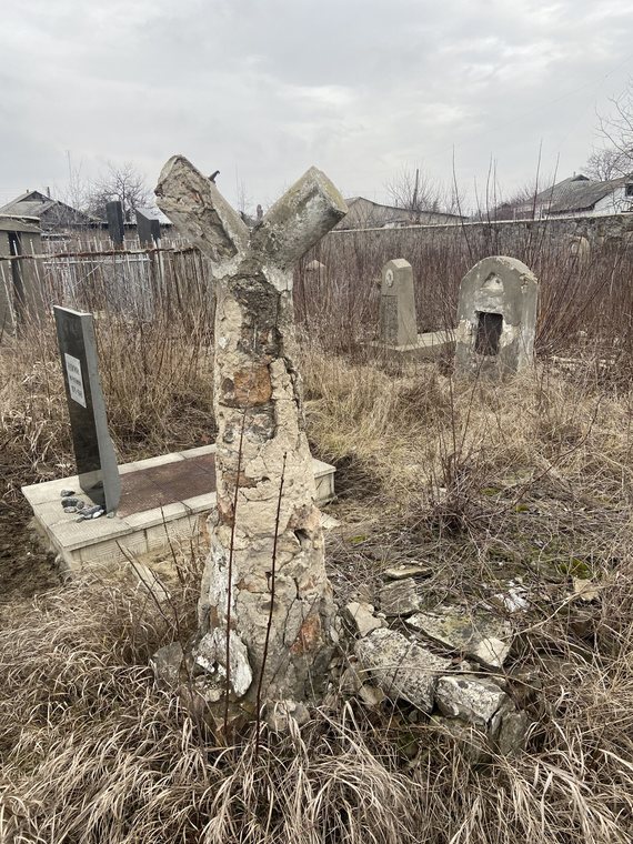 Damaged monument in the New Cemetery at Savran