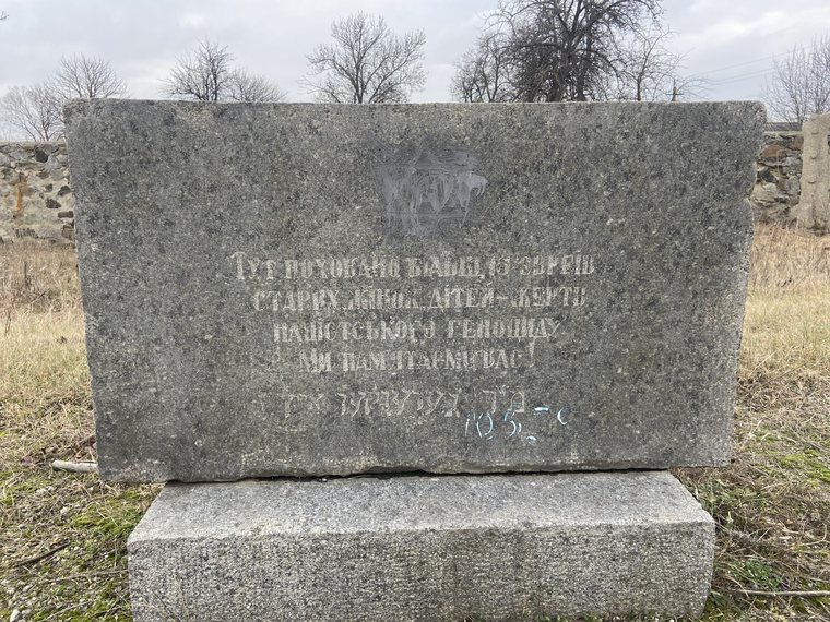 Close-up of the inscription on the mass-grave memorial in the New Cemetery at Savran
