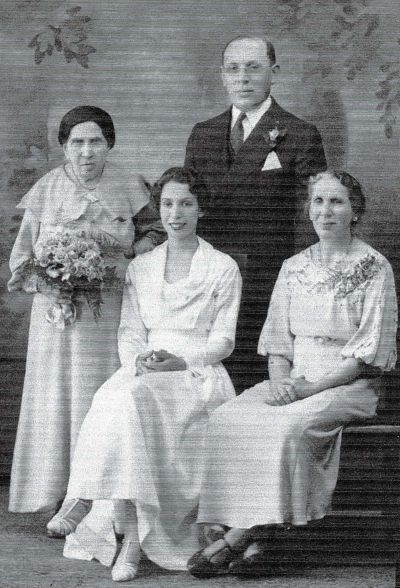 (L-R) Yohanna Krakowska, Rose Drasin, Arthur Schechter, and Hanna Shohet Schechter. Arthur Schechter was the initiator behind the <em>Stavisht Yizkor Book</em> encouraging landsman to come together to memorialize their town. He has a number of essays in the Yizkor Book. Arthur was actively involved in the Jewish community of Grand Rapids, Michigan.