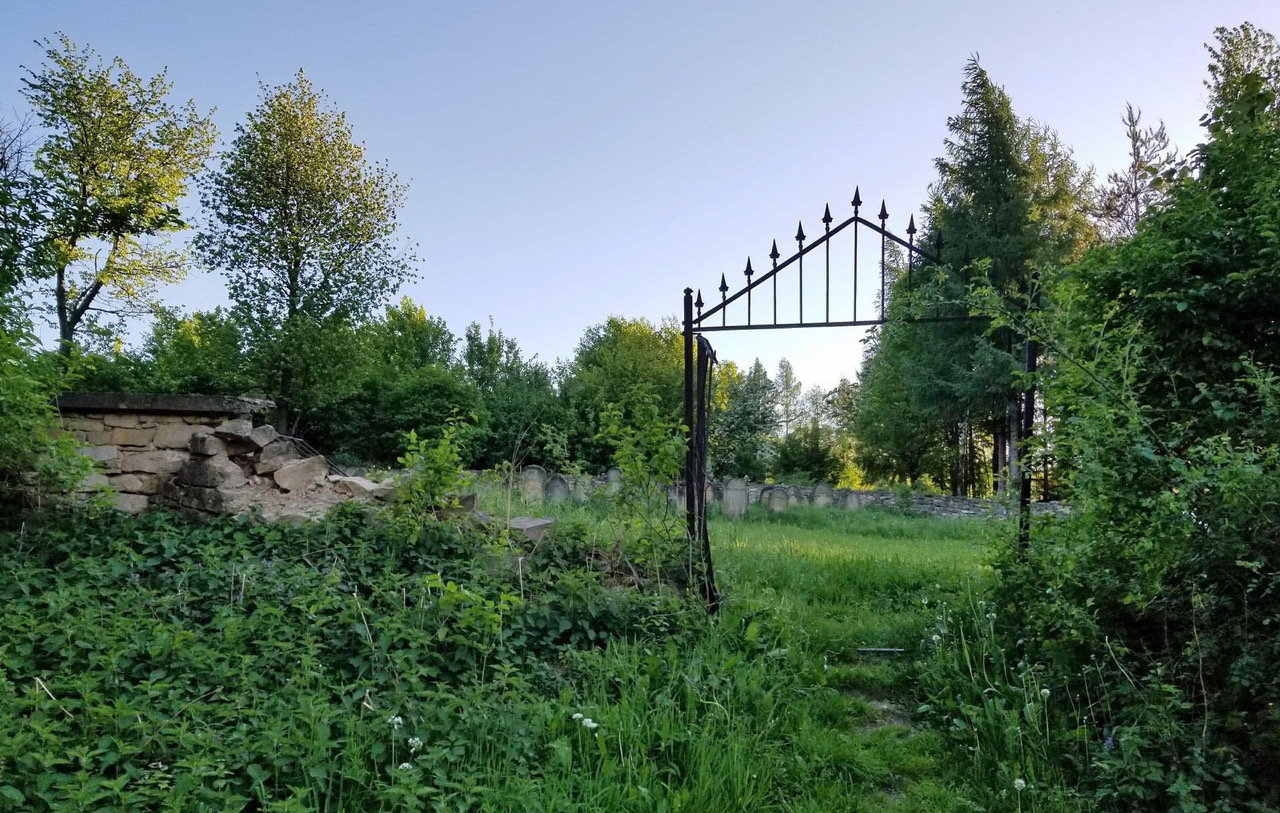 Entrance gate to the New Cemetery