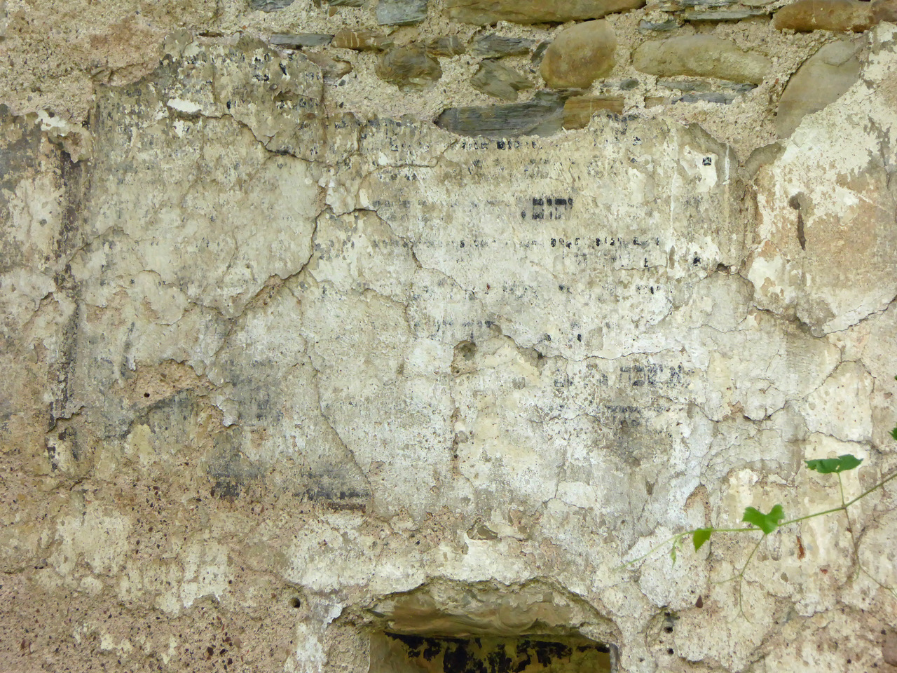 Synagogue ruins - present-day
        (interior southern wall - Hebrew inscriptions)