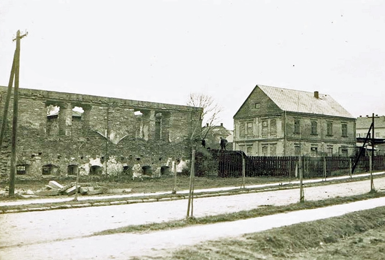 Photos
        of the Dukla synagogue ruins in the 1950's