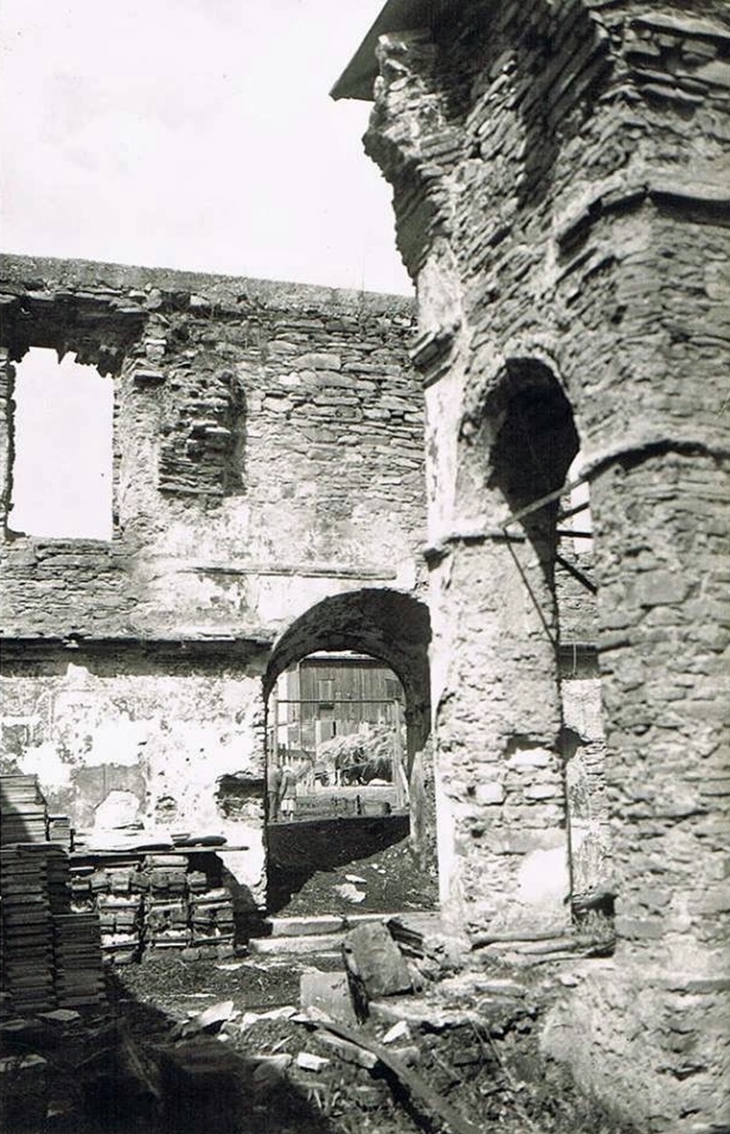 Photos of
        the Dukla synagogue ruins in the 1950s, showing the then
        existing remains of the central bimah.