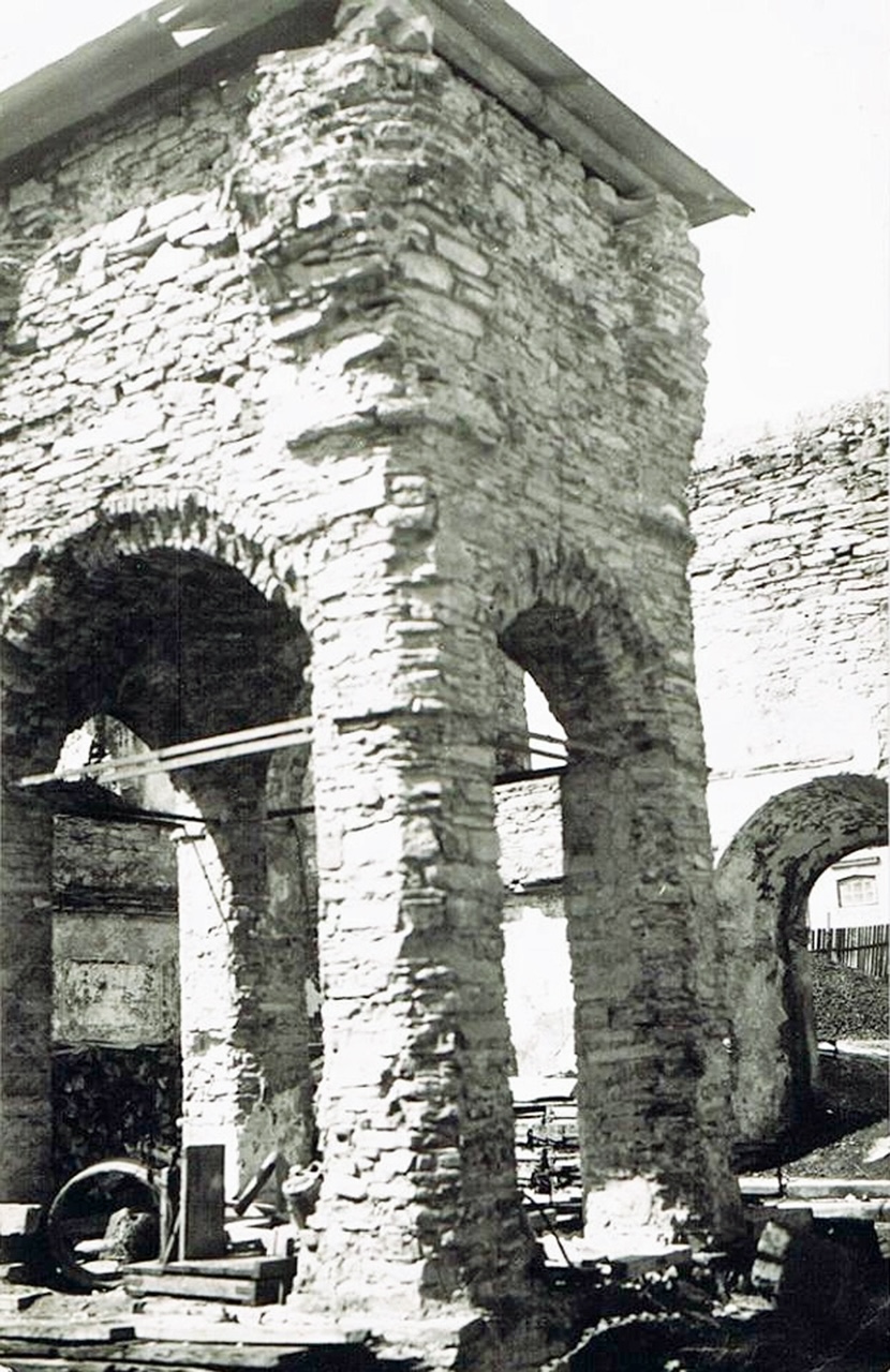 Photos
        of the Dukla synagogue ruins in the 1950s, showing the then
        existing remains of the central bimah.