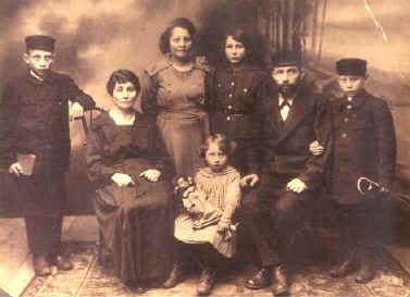 [photo of Lelenowski family]