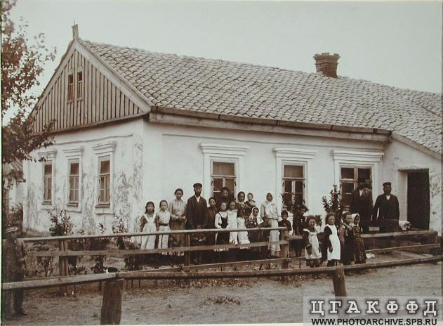 Colonists outside house, 1904