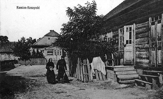 Jewish couple and wooden house, circa
                  1915