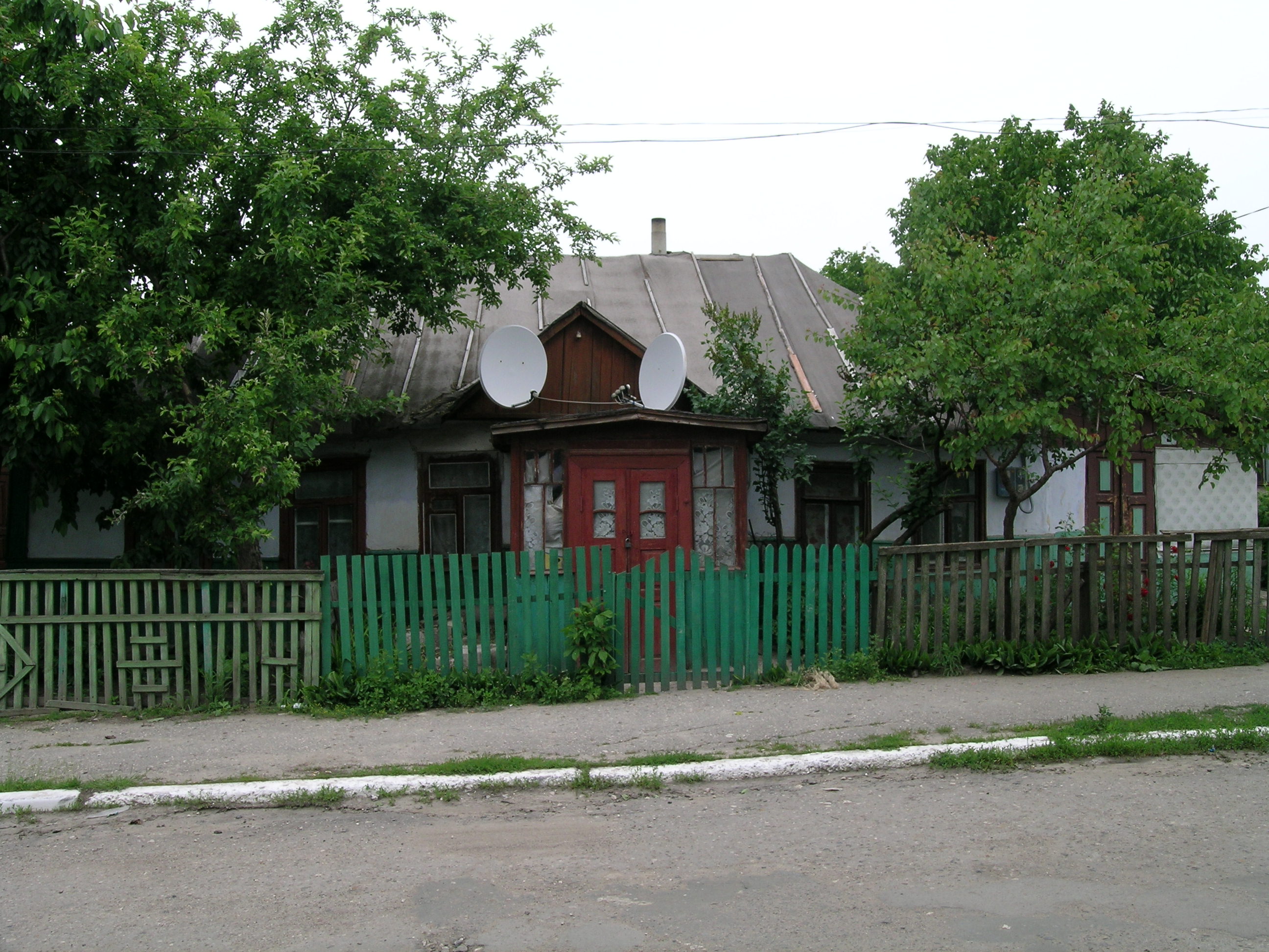 Kryzhopil' home with satellite dishes