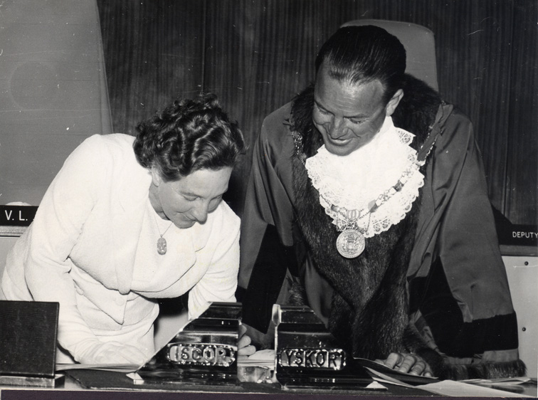 Mrs. Hirsch sign Honours Book with Mayor
          Jenkinson