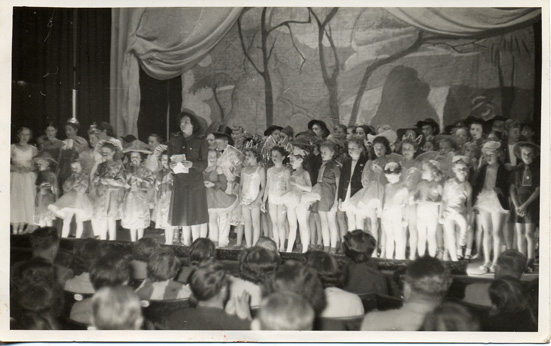 Que Que First
          Musical. 1953