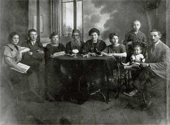 Beder Family 1923 with aunt Annie Deckston of New Zealand