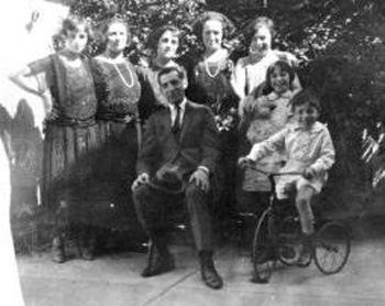Trachenbroits: Eta, Rose, Susie, Sonia, Eva (rear), Holden (Sonia husband), Marvin, and Hilda (Sonia’s children)