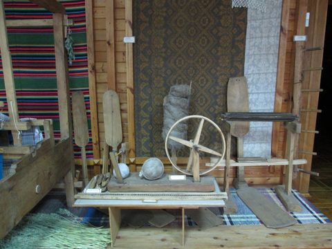 Loom and spinning wheel at the Folk Museum in Motol