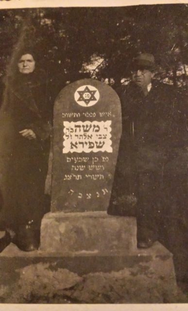 Bella and Hershel Shapiro at
                              gravestone of Moshe Shapiro.
