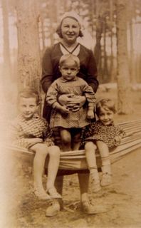 Rywka Grajewska
                            and children