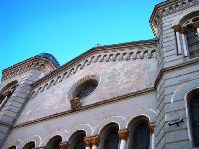 The upper façade with a round window and an arcade
